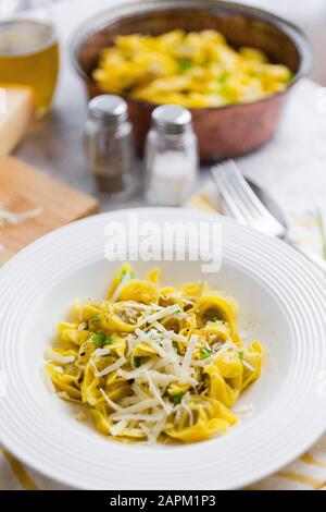 Piatto di tortellini italiani con formaggio grana Foto Stock