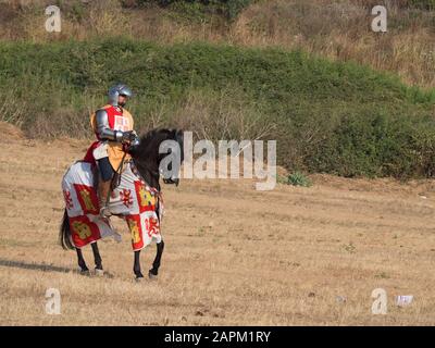 Aljubarrota, PORTOGALLO - 14 agosto 2016: Cavaliere medievale spagnolo in reattuazione della battaglia tra Portogallo e Spagna. Foto Stock