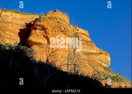 Una formazione rocciosa lungo il Sterling Pass Trail a nord di Sedona Arizona che assomiglia ad una testa indiana quando il sole splende su di esso ad un angolo. Foto Stock