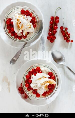 Vasetti di mousse di amaranto senza glutine con bacche di curry rosso Foto Stock