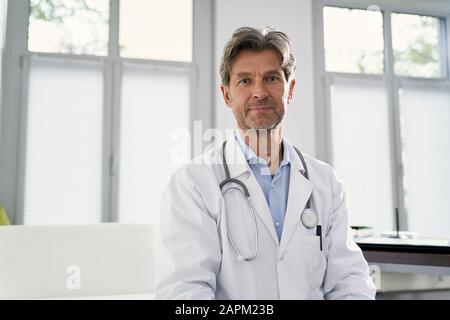 Ritratto di dottore sicuro nella sua pratica medica Foto Stock
