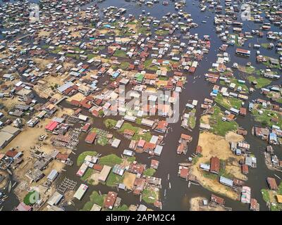 Benin, Ganvie, veduta aerea del villaggio di pescatori sul lago Nokoue Foto Stock