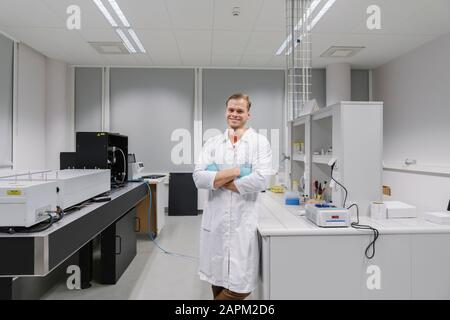 Ritratto di uno scienziato sicuro in laboratorio Foto Stock
