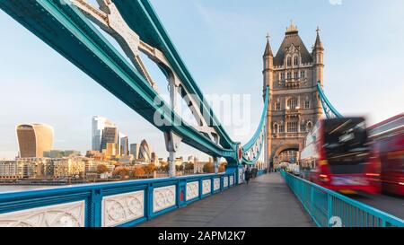 Regno Unito, Inghilterra, Londra, all'alba il movimento di autobus a due piani è stato sfocato Foto Stock