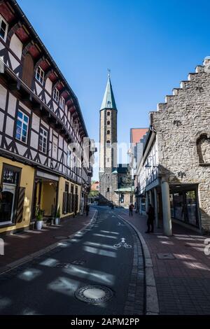 Germania, bassa Sassonia, Goslar, vicolo in città storica con torre della Chiesa di mercato San Cosma e Damiano sullo sfondo Foto Stock