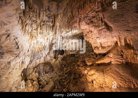 Nuova Zelanda, Oceania, Isola del Nord, Grotte di Waitomo, Grotta di Ruakuri, stalattiti e formazioni calcaree in grotta Foto Stock