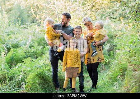 Ritratto di famiglia felice in natura Foto Stock