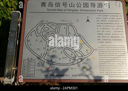 Una mappa turistica in metallo su una targa all'ingresso principale del parco Signal Hill a Qingdao, provincia di Shandong, Cina Foto Stock