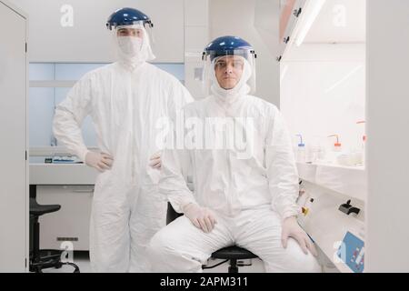 Ritratto di due scienziati fiduciosi in laboratorio Foto Stock