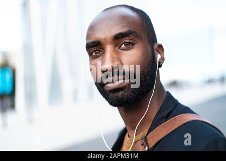 Ritratto di giovane uomo d'affari con le cuffie Foto Stock