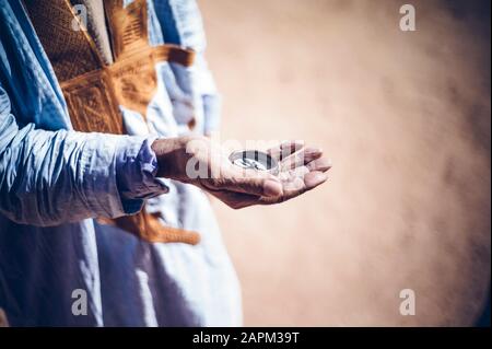 Primo piano dell'uomo anziano che tiene la bussola nel campo profughi di Smara, Tindouf, Algeria Foto Stock