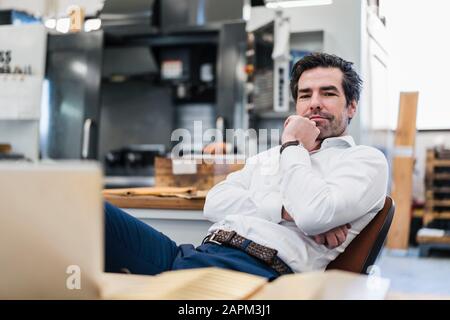 Ritratto di un imprenditore fiducioso in una fabbrica Foto Stock