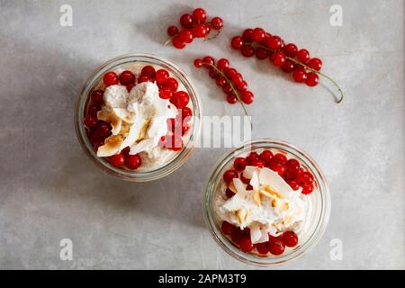 Vasetti di mousse di amaranto senza glutine con bacche di curry rosso Foto Stock