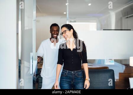 Dentista con paziente in chirurgia dentale Foto Stock