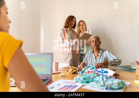 Stilisti di moda che hanno un incontro in ufficio Foto Stock