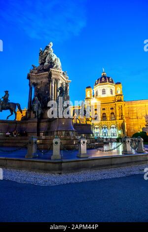 Austria, Vienna, monumento dell'imperatrice Maria Theresia e Museo di Storia Naturale a Maria-Theresien-Platz di notte Foto Stock