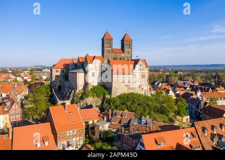 Germania, Sassonia-Anhalt, Quedlinburg, veduta aerea dell'Abbazia di Quedlinburg e delle case cittadine circostanti Foto Stock