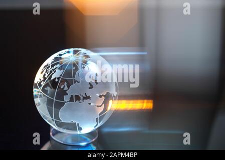 Globo di vetro che rappresenta il commercio e il commercio internazionale Foto Stock
