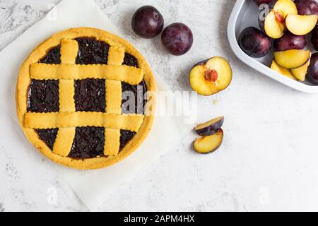 Torta fatta in casa con marmellata di prugne Foto Stock