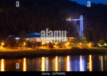 Germania, Sassonia, Svizzera sassone, Bad Schandau e fiume Elba di notte, Toskana Therme, storico ascensore passeggeri Foto Stock