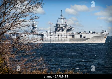 La USS Blue Ridge (LCC-19) parte da Yokosuka, Giappone per Tokyo Bay e l'Oceano Pacifico. Foto Stock