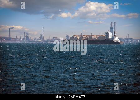 Una petroliera A gas naturale Liquido (GNL) nella Baia di Tokyo in Giappone. Foto Stock