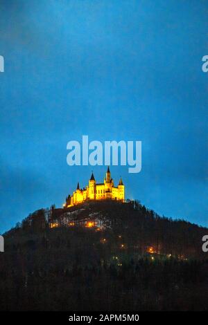 Germania, Baden-Wurttemberg, Hechingen, Castello di Hohenzollern al tramonto Foto Stock