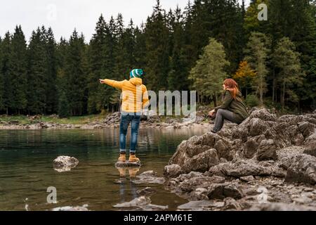 Coppia Ai Laghi Di Fusine, Friuli Venezia Giulia, Italia Foto Stock