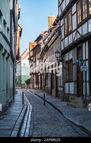 Germania, Sassonia-Anhalt, Quedlinburg, Cobblestone vicolo tra case a graticcio della città storica Foto Stock