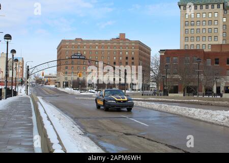 Auto sportiva dopo aver attraversato il Flint Vehicle City Arch su Saginaw Avenue in inverno Foto Stock