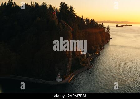 Golden Sunset in mare con la silhouette della nave. Foto Stock