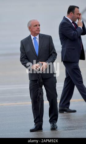 Miami, Stati Uniti D'America. 23rd Gen 2020. Miami, FL - 23 GENNAIO: Il presidente degli Stati Uniti Donald Trump arriva su Air Force One. È stato accolto dal commissario Esteban 'Steve' Bovo, dal commissario Jose 'Pepe' Diaz, E dal sindaco, Tom‡Pedro Regalado tutti di Miami sotto la pioggia all'aeroporto internazionale di Miami il 23 gennaio 2020 a West Palm Beach, Florida. Persone: Tomas Regalado Credit: Storms Media Group/Alamy Live News Foto Stock