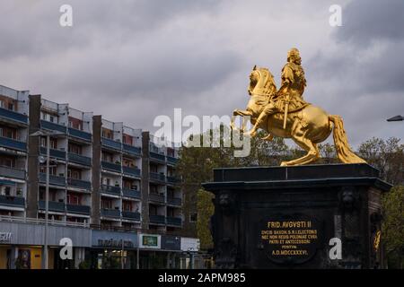 Goldener Reiter Dresden dramatischer Himmel, Plattenbau im Hintergrund Königsufer Königsallee, Neustädter Markt Foto Stock