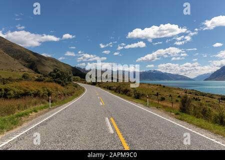 La strada lungo il lago Hawee, Nuova Zelanda Foto Stock