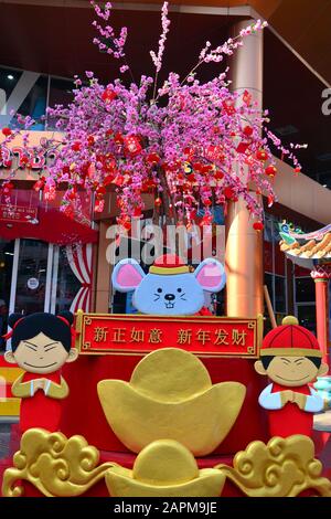 Decorazioni per Capodanno cinese nel 2020 per l'anno del ratto in una strada fuori da un centro commerciale nel centro di Bangkok, Thailandia, Sud Est Asiatico. Foto Stock