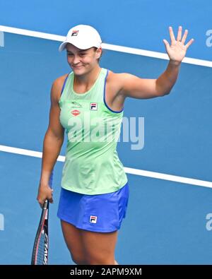 Melbourne, Australia. 24th Gen 2020. 1st Seed ASHLEIGH BARTY (AUS) celebra dopo aver sconfitto il seme di 29th ELENA RYBAKINA (KAZ) sulla Rod Laver Arena in una partita di 3rd single femminile il giorno 5 dell'Australian Open 2020 a Melbourne, Australia. Sydney Low/Cal Sport Media/Alamy Live News Foto Stock