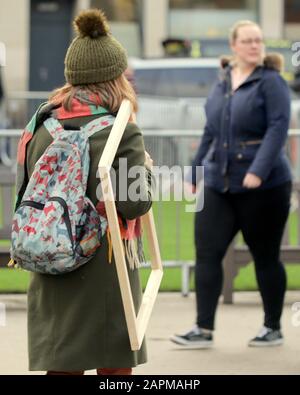 ragazza che cammina per strada con cornice vuota insolito bizzarro divertente Foto Stock