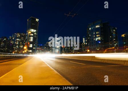 il centro di vancouver di notte con il trasferimento di auto Foto Stock