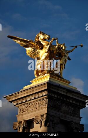 Pegasus e una donna che soffiano una tromba, Renommée des Arts - Fame delle arti, si chiudono su Pont Alexandre III, il ponte più bello di Parigi Foto Stock