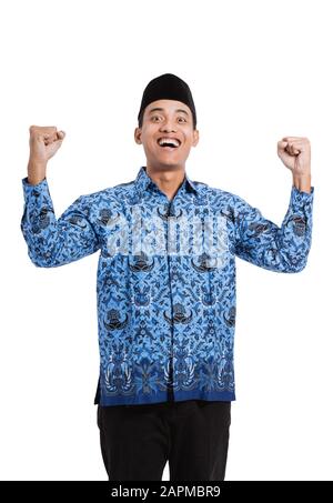 Giovane asiatico che indossa batik korpri con un gesto a due mani, funzionari governativi indonesiani Foto Stock