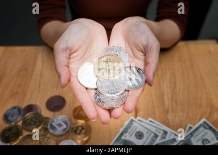 Vari di criptovaluta in mano di donna d'affari. Nuovo concetto di denaro virtuale. Foto Stock
