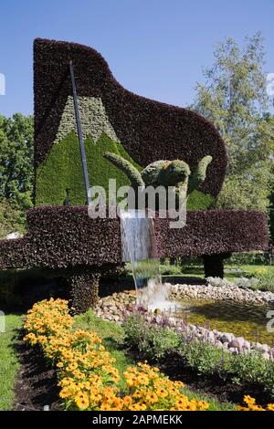 Pianta vivente scultura chiamata 'Hamamatsu, Città della creatività' creata su forme di maglia metallica riempite di terra e piantate con varie piante, erbe Foto Stock