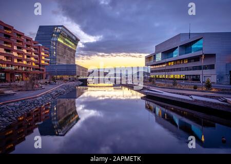 Oslo, Norvegia - Museo d'arte Lambda e il retro degli edifici dell'Opera House al tramonto Foto Stock