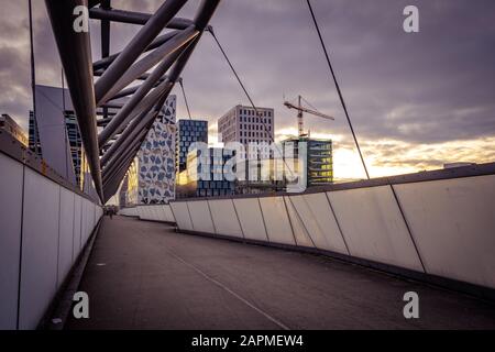 Oslo, Norvegia - attraversare il ponte pedonale Akrobaten Foto Stock