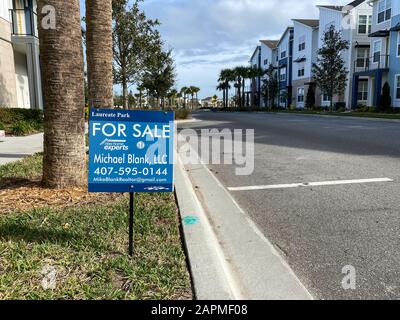 Orlando, FL/USA-1/23/20: Un realtor segno di fronte ad un condominio che è in vendita nel Laureate Park a Lake Nona a Orlando, Florida. Foto Stock