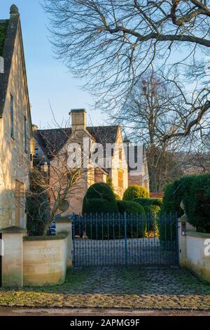 Stanton Court Jacobean Manor House in inverno luce del sole. Stanton, Cotswolds, Worcestershire, Inghilterra Foto Stock