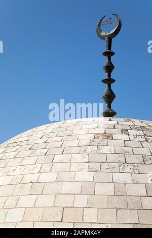 Luna Crescent sul tetto della moschea nel quartiere cristiano della città vecchia di Gerusalemme. Foto Stock