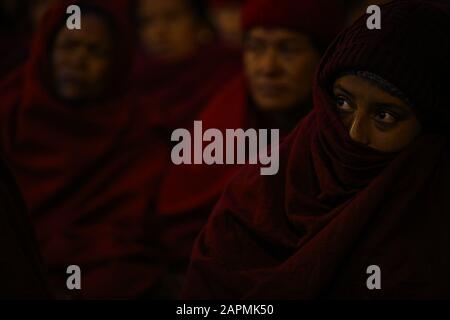 Kathmandu, Nepal. 24th Gen 2020. Una donna nepalese si tiene calda con il suo sciallo mentre offre preghiere durante il mese Swasthani Bratakatha festival, dedicato alla dea Shree Swasthani al Pashupathinath Tempio a Kathmandu, Nepal Venerdì, 24 gennaio 2020. Credit: Skanda Gautam/Zuma Wire/Alamy Live News Foto Stock