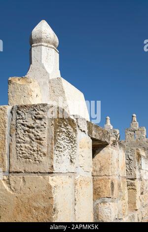 Parapetto lungo le mura settentrionali che circondano la città vecchia di Gerusalemme, parte della passeggiata a piedi Foto Stock