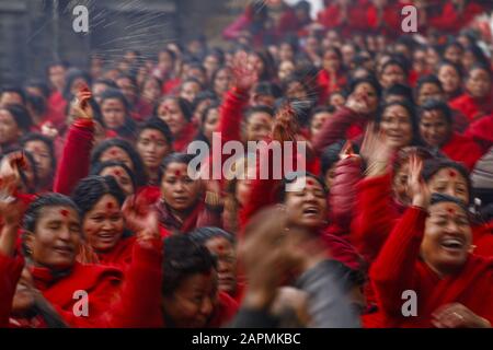 Kathmandu, Nepal. 24th Gen 2020. Le donne nepalesi offrono preghiere rituali durante il mese di festival di Swasthani Bratakatha, dedicato alla dea Shree Swasthani al tempio di Pashupathinath a Kathmandu, Nepal, venerdì 24 gennaio 2020. Credit: Skanda Gautam/Zuma Wire/Alamy Live News Foto Stock